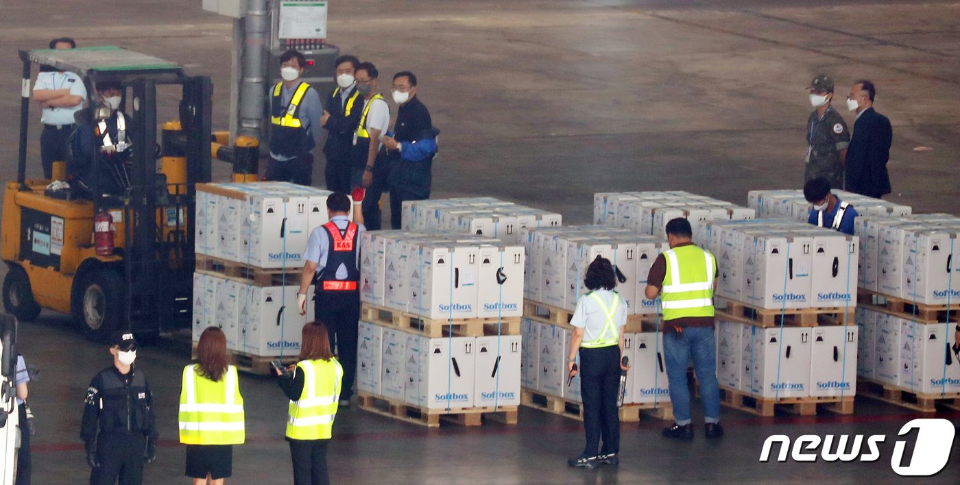 본문 이미지 - 신종 코로나바이러스 감염증&#40;코로나19&#41; 화이자 예방백신 160만 1천 회분이 18일 인천공항에 도착해 옮겨지고 있다. 이 백신은 정부가 화이자와 직계약한 물량 6천600만회분 가운데 일부다. 코로나19 예방접종대응추진단에 따르면 이날 공급된 화이자와 아스트라제네카 백신 263만7천회분을 포함해 이달 들어 18일간 총 1천415만3천회분의 백신이 공급됐다. 2021.8.18/뉴스1 ⓒ News1 김명섭 기자