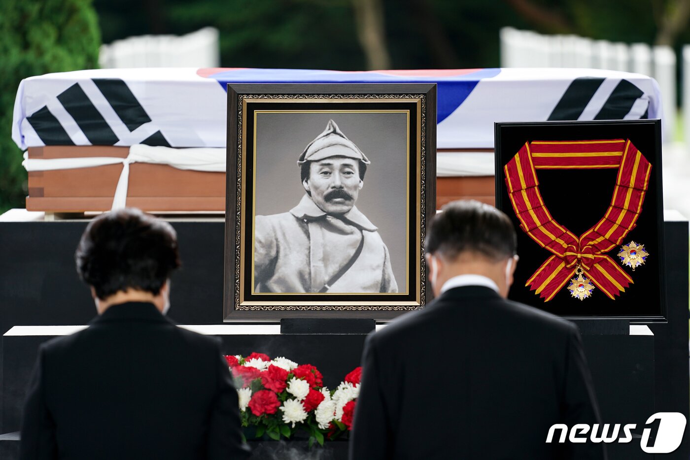 본문 이미지 - 문재인 대통령과 김정숙 여사가 국립대전현충원에서 열린 고 홍범도 장군 유해 안장식에서 묵념하고 있다. 2021.8.18/뉴스1 ⓒ News1 유승관 기자