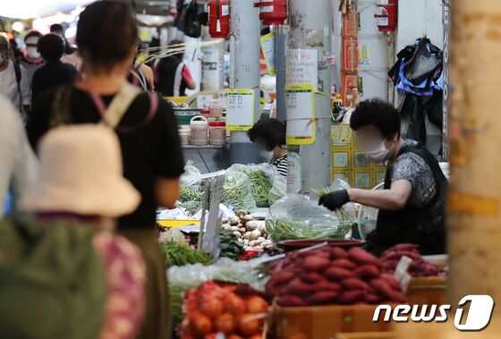 추석을 한 달가량 앞두고 밥상 물가가 지속적으로 상승세를 보이는 18일 오후 서울 동대문구 경동시장에 한산한 모습을 보이고 있다. 추석 연휴가 한 달 앞으로 다가온 상황에서 서민 생활과 밀접한 농축산물과 석유류 제품 가격 상승이 계속되고 있다. 지난달 우리나라 소비자물가는 2.6% 뛰어 4개월 연속 2%대 상승률을 기록했다. 4개월 연속 2% 이상 물가 상승률은 4년2개월만이다. 정부는 이 같은 물가 상승에 대응해 추석 전까지 물가가 안정세로 돌아서도록 매주 물가관계 차관회의를 열어 관련 동향을 점검할 계획이다. © News1 김진환 기자