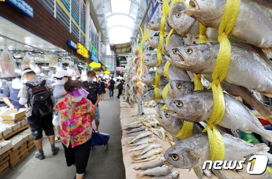 추석을 한 달가량 앞두고 밥상 물가가 지속적으로 상승세를 보이는 18일 오후 서울 동대문구 경동시장에 시민들이 장을 보고 있다. 추석 연휴가 한 달 앞으로 다가온 상황에서 서민 생활과 밀접한 농축산물과 석유류 제품 가격 상승이 계속되고 있다. 지난달 우리나라 소비자물가는 2.6% 뛰어 4개월 연속 2%대 상승률을 기록했다. 4개월 연속 2% 이상 물가 상승률은 4년2개월만이다. 정부는 이 같은 물가 상승에 대응해 추석 전까지 물가가 안정세로 돌아서도록 매주 물가관계 차관회의를 열어 관련 동향을 점검할 계획이다. © News1 김진환 기자