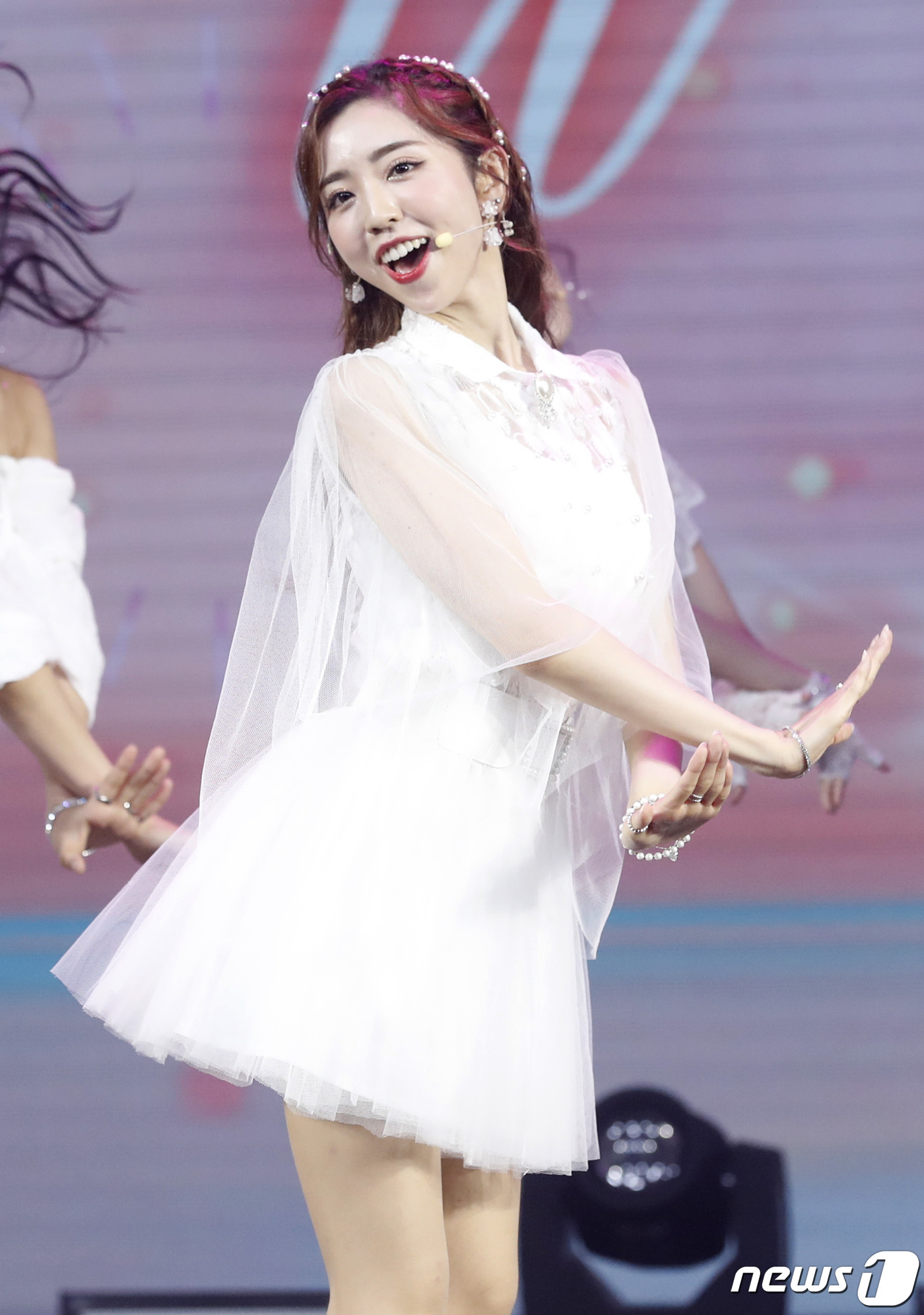 (서울=뉴스1) 권현진 기자 = 걸그룹 파시걸스(PoshGirls) 리오나가 18일 오후 서울 강서구 ASSA빌딩에서 열린 미니 앨범 ‘S.O.G : Songs Of Goddess …