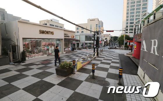 제주지역 사회적 거리두기가 4단계로 격상된 18일 오후 제주시 연동 최대 번화가인 누웨마루 거리가 한산한 모습을 보이고 있다. 거리두기 4단계 조치로 오후 6시 이후에는 3명 이상 사적모임이 제한된다. © News1 오현지 기자