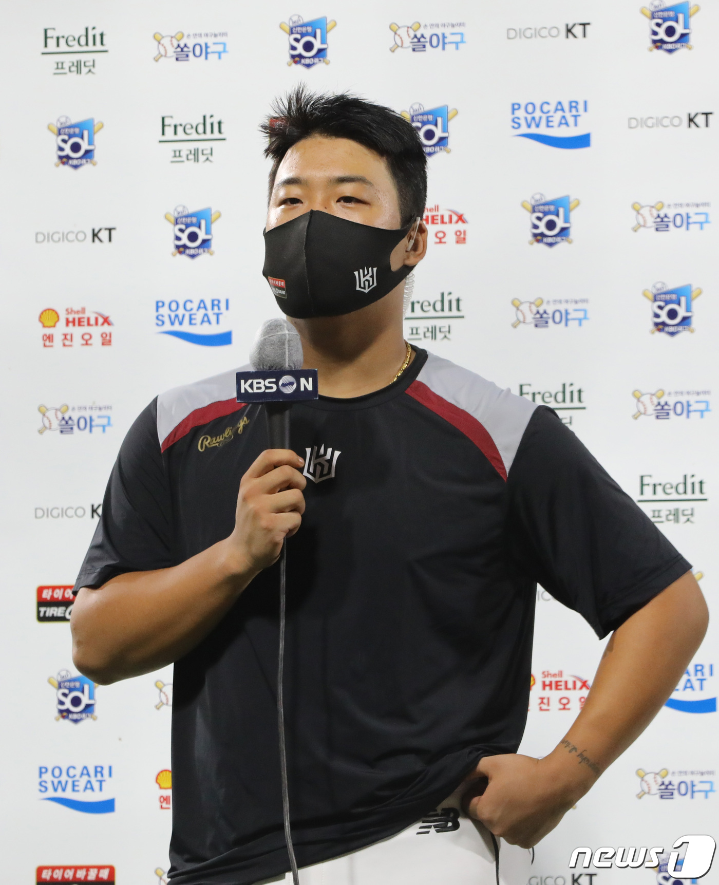 (수원=뉴스1) 김영운 기자 = 18일 오후 경기도 수원시 장안구 KT위즈파크에서 열린 ‘2021 신한은행 SOL KBO리그’ KT 위즈와 LG 트윈스의 경기 종료 후 KT 강백호 …