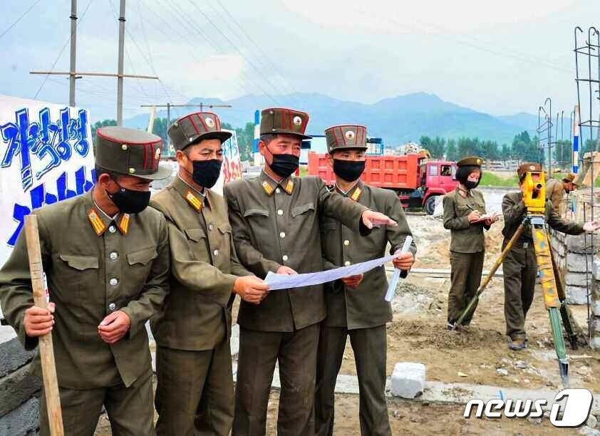 본문 이미지 - (평양 노동신문=뉴스1) = 북한 노동당 기관지 노동신문은 19일 "자연재해의 흔적을 가시며 새 마을들이 일떠선다＂면서 함경남도 피해복구 현장 사진을 보도했다. 신문은 ＂함경남도 피해복구 전역에서 살림집(주택) 건설이 힘있게 추진되고 있다＂면서 ＂건설에 참가한 도안의 일꾼들과 근로자들, 인민군 군인들은 당 중앙의 숭고한 뜻을 받들어 피해지역 인민들에게 하루빨리 행복의 보금자리를 안겨줄 비상한 각오를 안고 일정별, 공정별 계획을 드팀없이 수행하고 있다＂라고 설명했다. [국내에서만 사용가능. 재배포 금지. DB 금지. For Use Only in the Republic of Korea. Redistribution Prohibited] rodongphoto@news1.kr