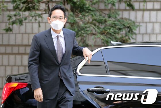 광복절 가석방으로 풀려난 이재용 삼성전자 부회장이 19일 오전 서울 서초동 서울중앙지방법원에서 열린 경영권 불법 승계 의혹 재판에 출석하고 있다. © News1 이광호 기자