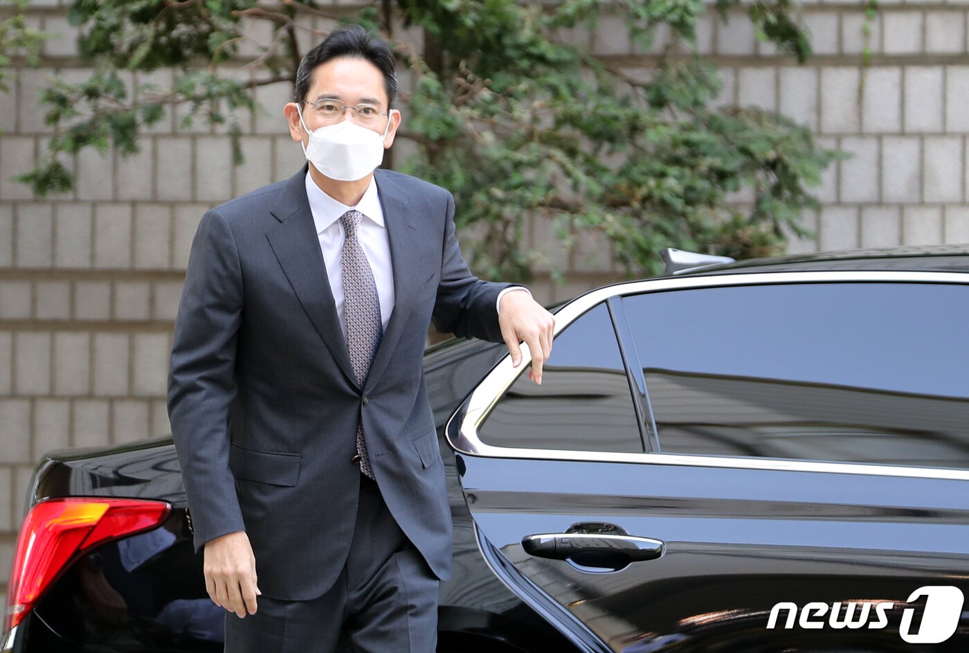본문 이미지 - 광복절 가석방으로 풀려난 이재용 삼성전자 부회장이 19일 오전 서울 서초동 서울중앙지방법원에서 열린 경영권 불법 승계 의혹 재판에 출석하고 있다. ⓒ News1 이광호 기자