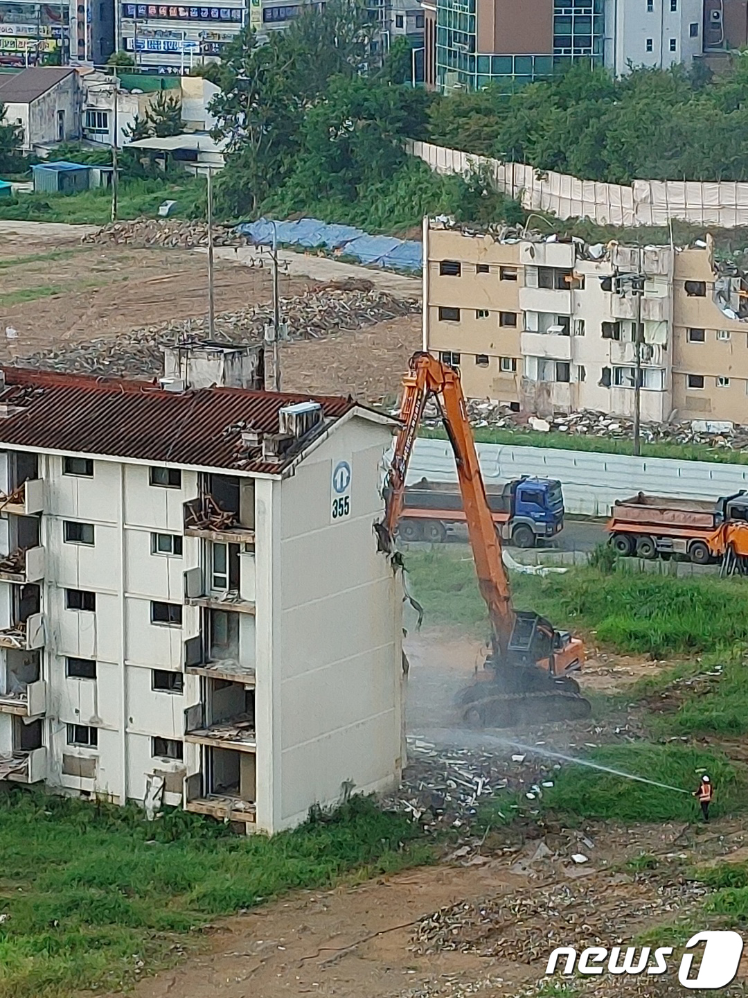 (광주=뉴스1) 허단비 기자 = 19일 오전 광주 북구 운암 주공3단지 재건축 현장에서 불법으로 철거가 이뤄지고 있다. 지난 6월 광주 동구 학동4구역에서는 불법 철거로 건물이 무 …