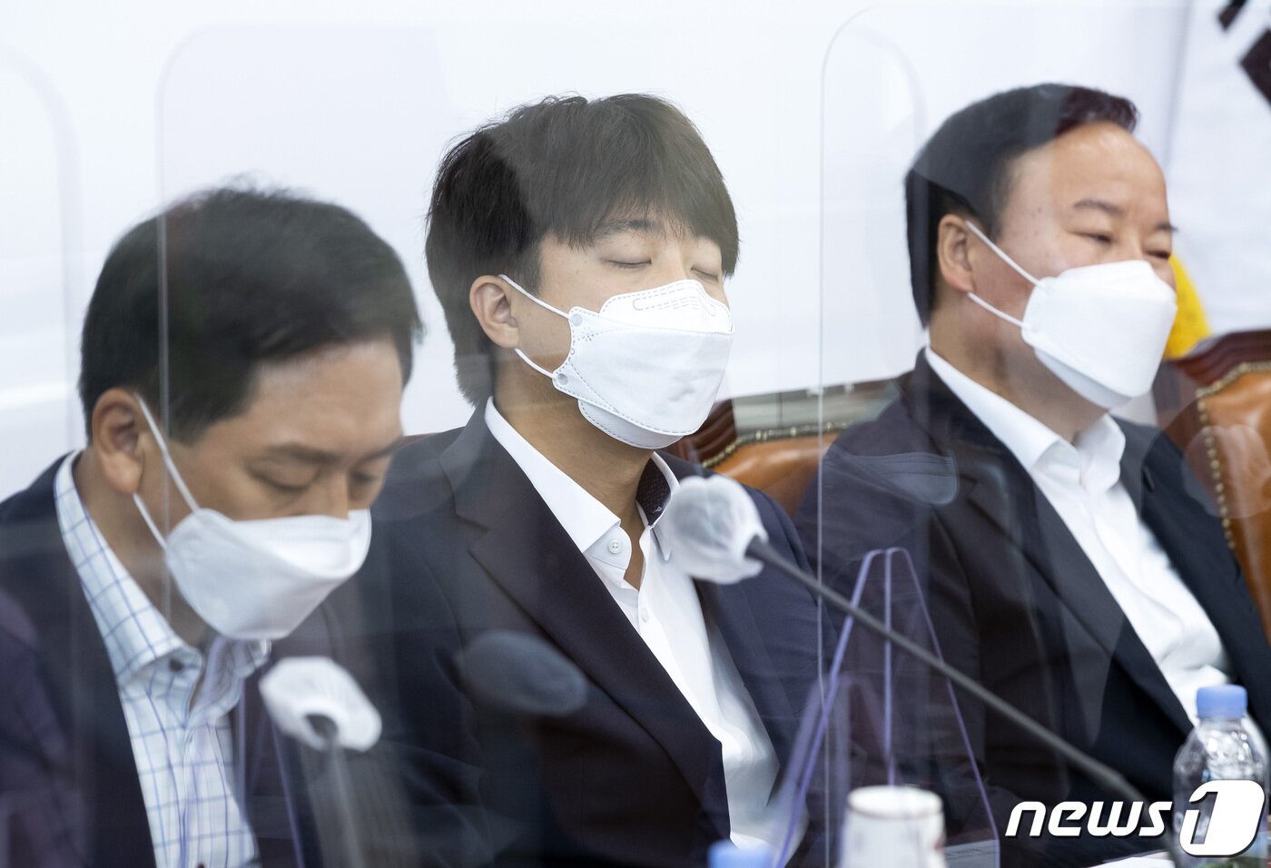 본문 이미지 - 이준석 국민의힘 대표가 19일 오전 서울 여의도 국회에서 열린 최고위원회의에 참석해 최고위원 발언을 듣고 있다. ⓒ News1 구윤성 기자