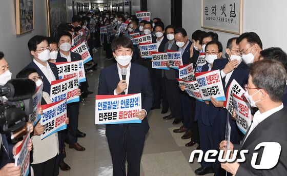 이준석 국민의힘 대표가 19일 오전 서울 여의도 국회 문화체육관광위원회 복도에서 더불어민주당의 언론중재법 개정 시도에 대해 규탄하는 내용의 손팻말을 들고 발언하고 있다. © News1 구윤성 기자