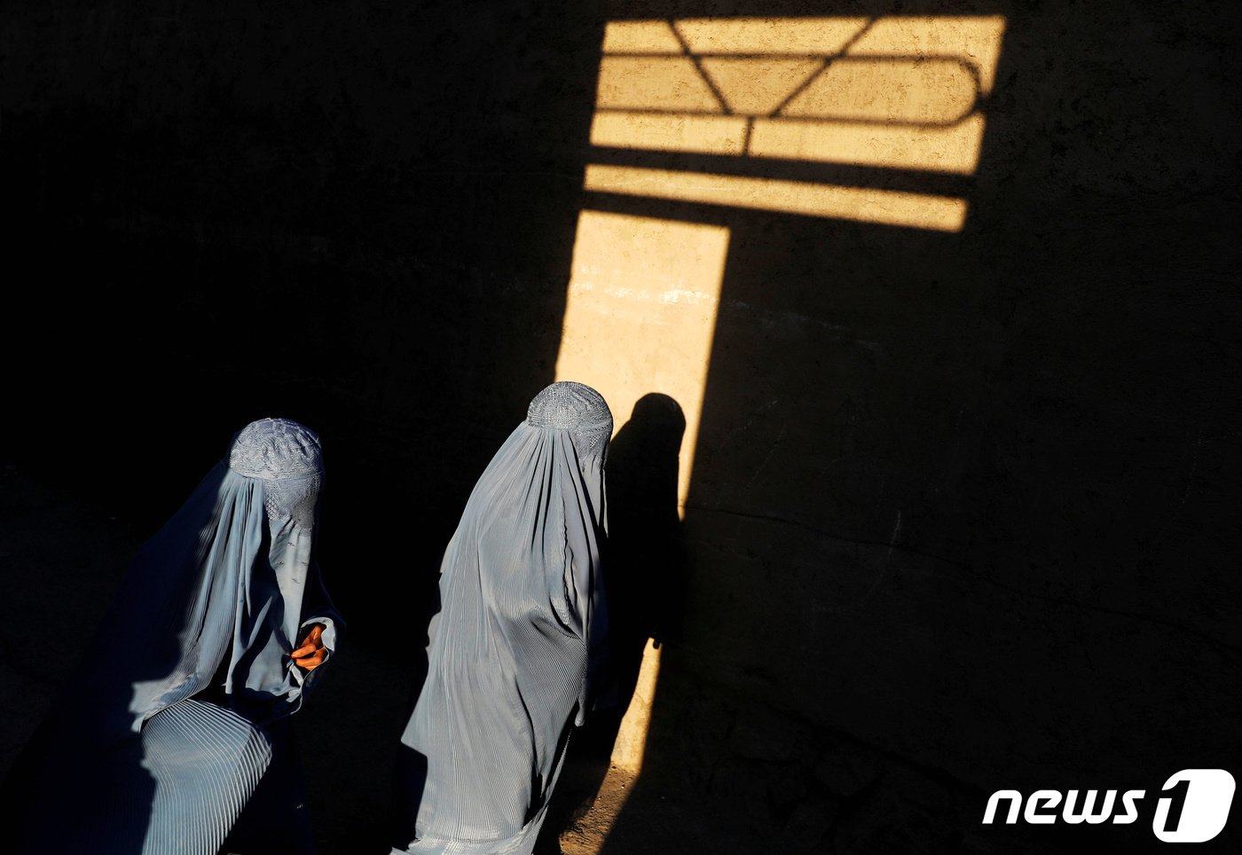 본문 이미지 - 아프간 여성들이 전통복 부르카를 입고 있다. ⓒ 로이터=뉴스1 ⓒ News1 정윤영 기자