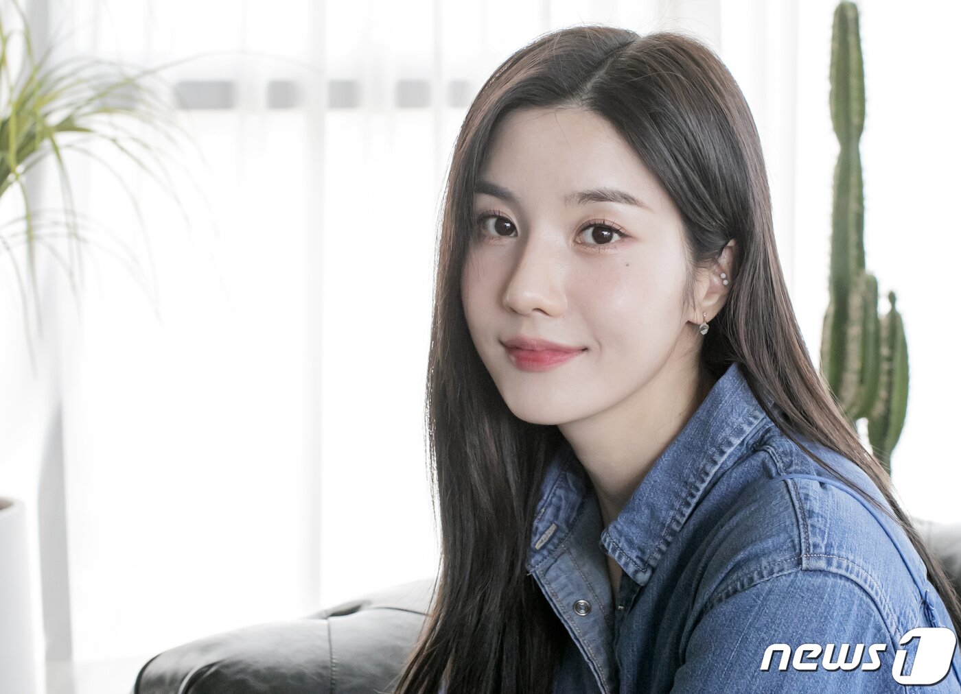 본문 이미지 - 아이즈원 출신 가수 권은비가 서울 강남구 논현동 루프탑 스튜디오에서 진행된 뉴스1과의 인터뷰에 앞서 포즈를 취하고 있다. / 뉴스1 ⓒ News1 김진환 기자