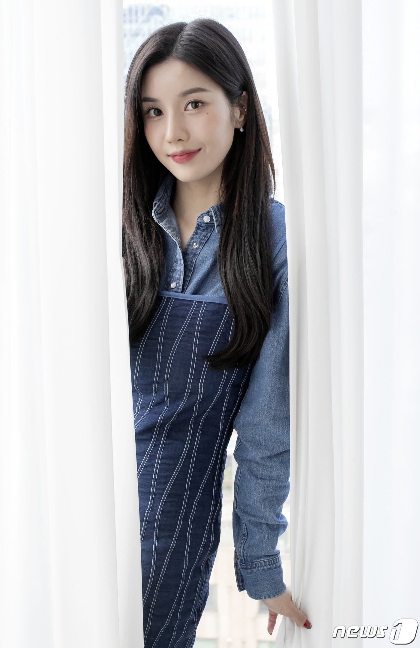 본문 이미지 - 아이즈원 출신 가수 권은비가 서울 강남구 논현동 루프탑 스튜디오에서 진행된 뉴스1과의 인터뷰에 앞서 포즈를 취하고 있다. / 뉴스1 ⓒ News1 김진환 기자