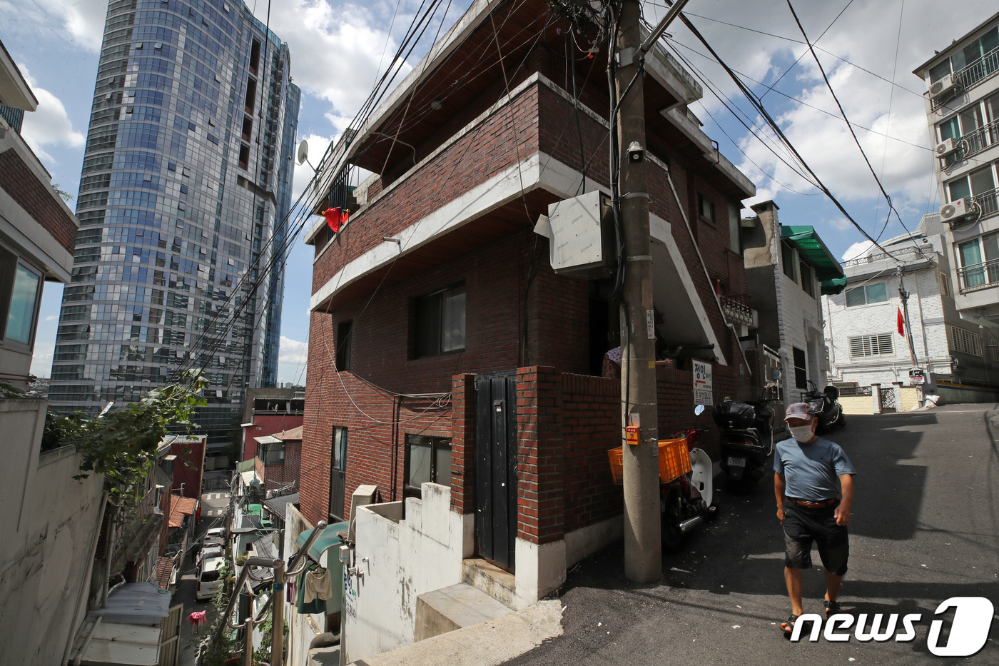 (서울=뉴스1) 조태형 기자 = 서울 용산구 동자동 쪽방촌 공공개발 사업을 둘러싼 갈등이 갈수록 커지면서 2400가구 넘는 공급계획은 답보상태에 빠졌다. 민간개발을 주장하는 주민들 …