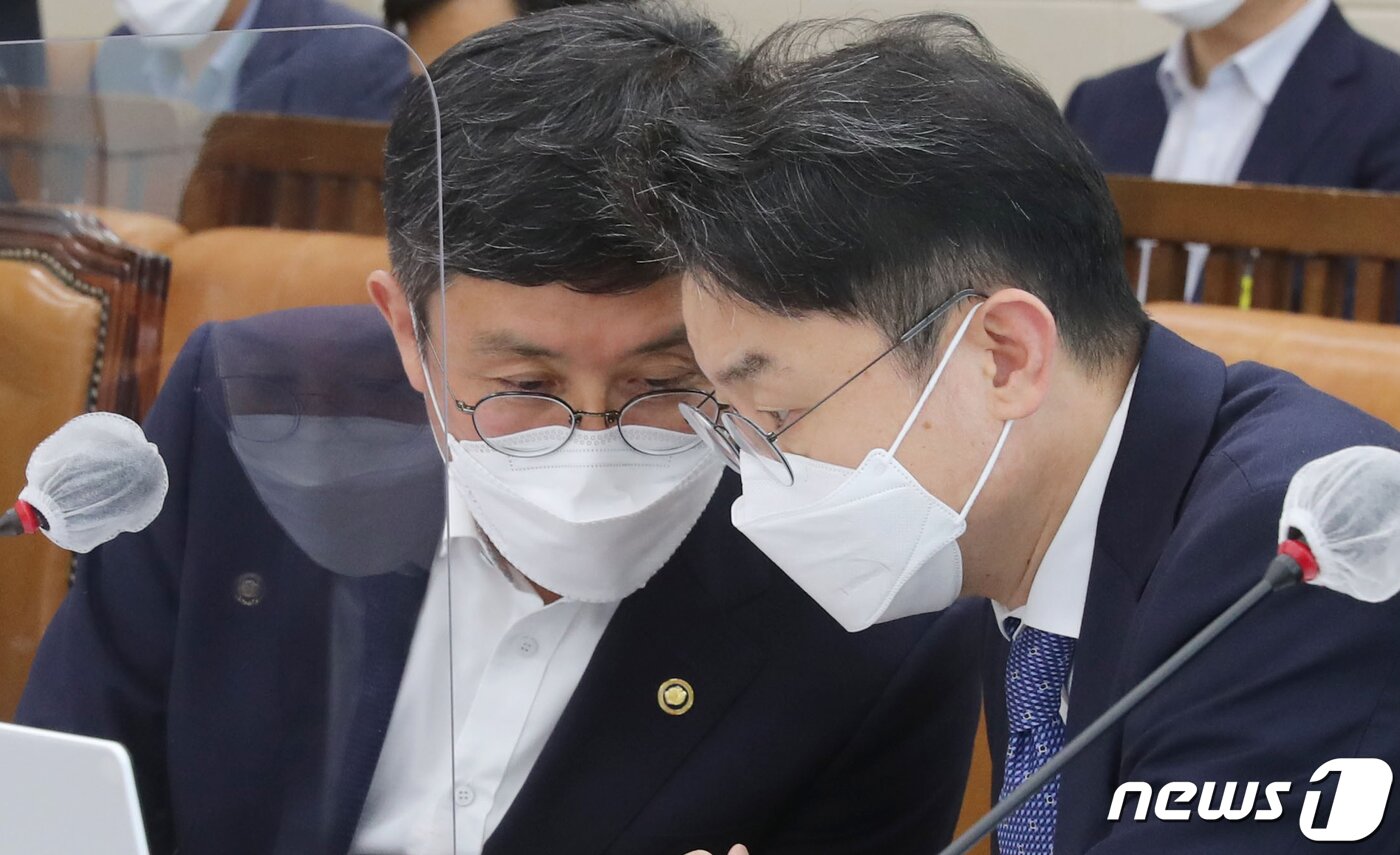 본문 이미지 - 국회에서 열린 기획재정위원회 전체회의에 참석한 이억원 기재부 1차관(오른쪽)과 안도걸 2차관이 대화하고 있는 모습. /뉴스1DB ⓒ News1