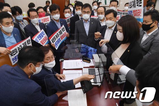 19일 오후 서울 여의도 국회 문화체육관광위원회 전체회의에서 국민의힘 의원들이 언론중재법 개정안 통과시키려는 도종환 위원장의 회의 진행를 막아서고 있다. 더불어민주당은 이날 고의·중과실로 허위·조작 보도를 할 경우 최대 5배의 징벌적 손해배상을 하도록 하는 언론중재법 개정안을 국민의힘의 반발 속에 단독 처리했다. © News1 오대일 기자