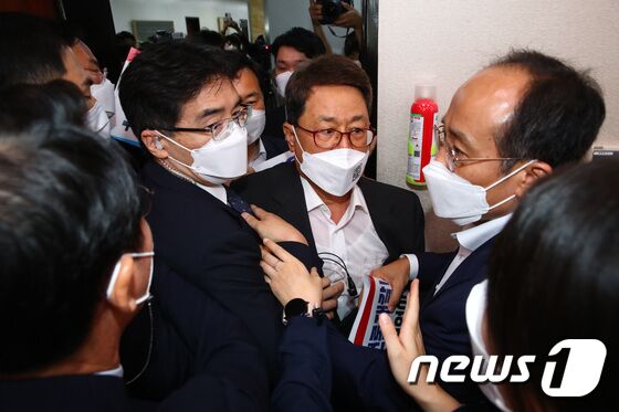 국민의힘 의원들이 19일 서울 여의도 국회에서 열린 문화체육관광위원회 전체회의에서 여당의 언론중재법 개정안 처리에 항의하며 회의장 진입을 시도하고 있다. © News1 구윤성 기자