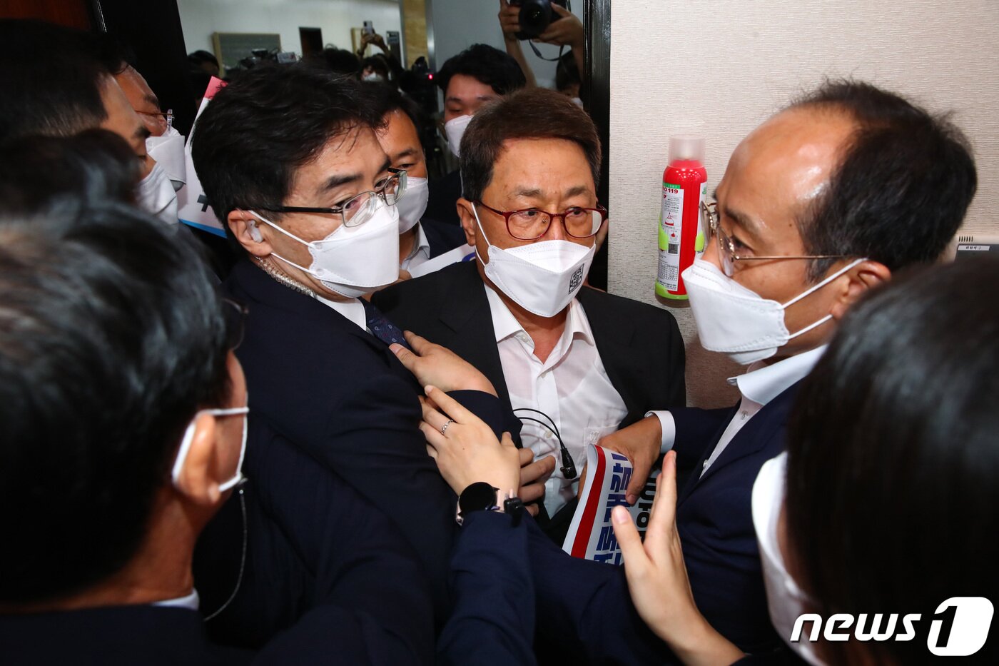 본문 이미지 - 국민의힘 의원들이 19일 서울 여의도 국회에서 열린 문화체육관광위원회 전체회의에서 여당의 언론중재법 개정안 처리에 항의하며 회의장 진입을 시도하고 있다. ⓒ News1 구윤성 기자