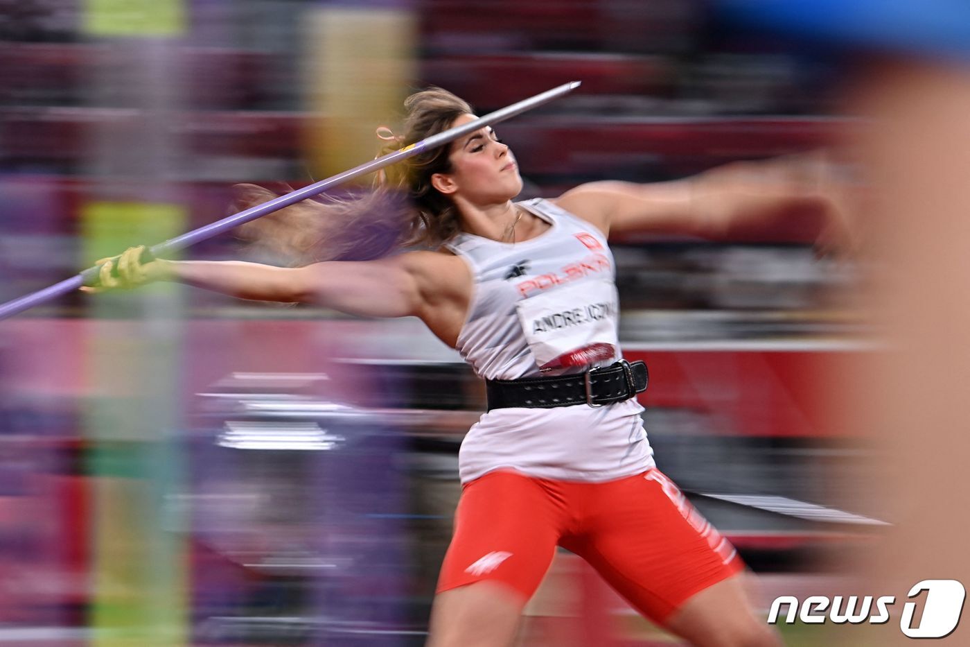 본문 이미지 - 도쿄 올림픽 창던지기 여자부 은메달을 딴 폴란드의 안드레이칙 ⓒ AFP=뉴스1