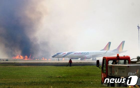 [사진] 볼리비아 공항 항공기 주변 발생한 화재
