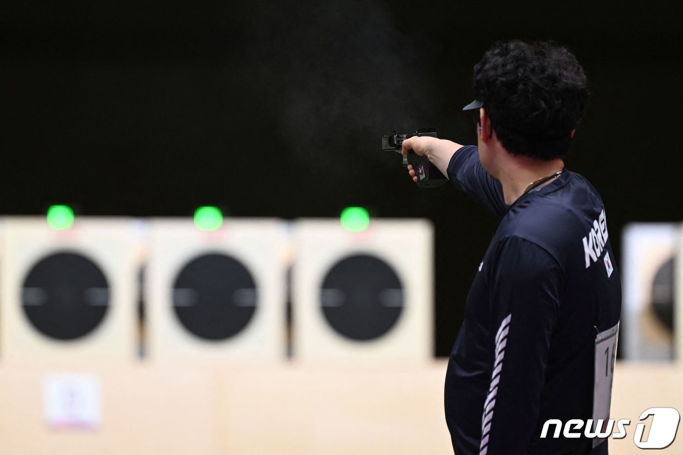 본문 이미지 - 2020 도쿄 올림픽 사격 남자 25m 속사권총 본선 경기 중인 한대윤의 모습. ⓒ AFP=뉴스1