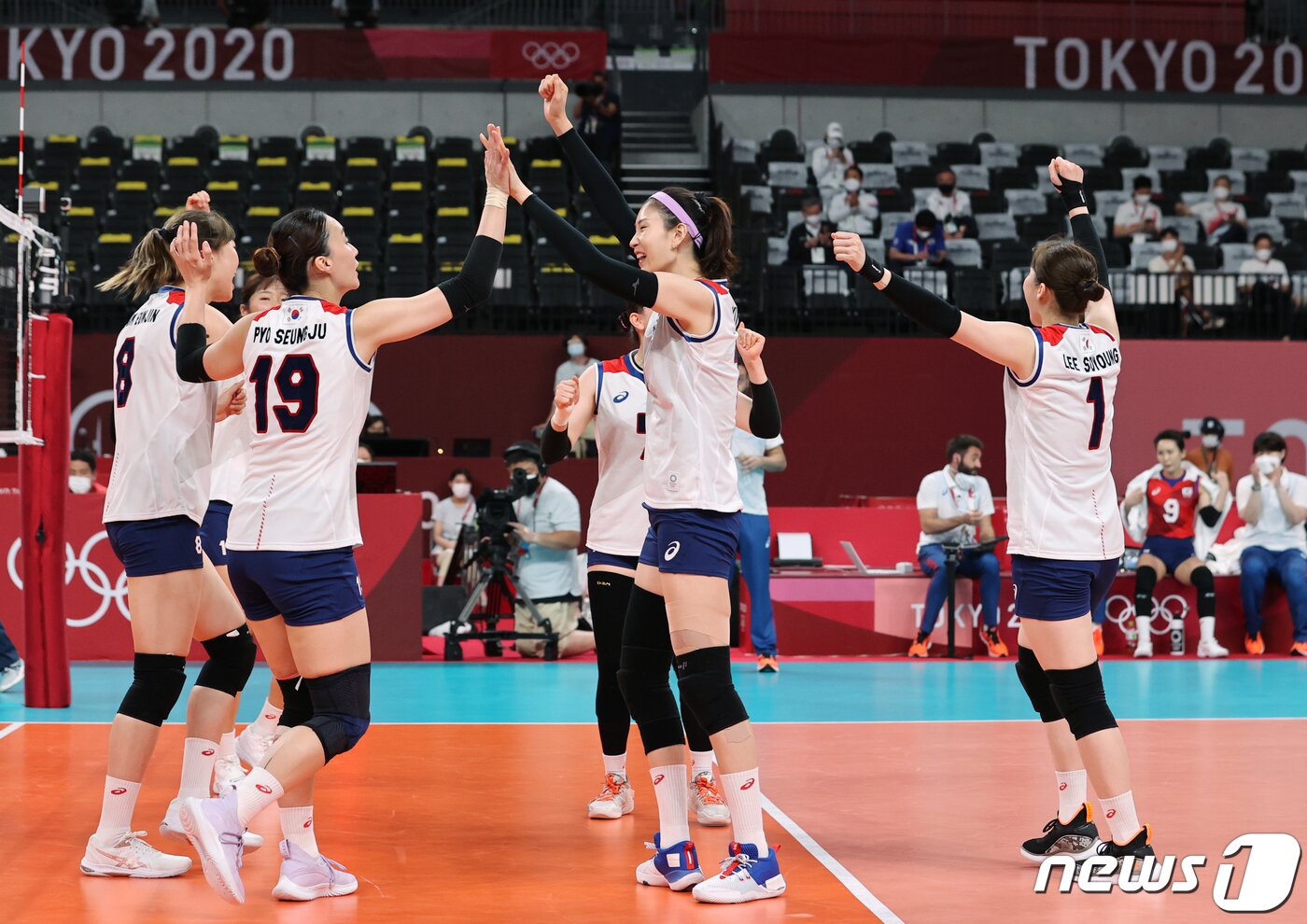 본문 이미지 - 배구 대표팀 선수들이 대한민국 배구대표팀 선수들이 2일 오전 일본 도쿄 아리아케 아레나에서 열린 '2020 도쿄올림픽' 여자 배구 조별리그 A조 5차전 대한민국과 세르비아의 경기에서 득점에 성공한 후 기뻐하고 있다. 2021.8.2/뉴스1 ⓒ News1 이재명 기자
