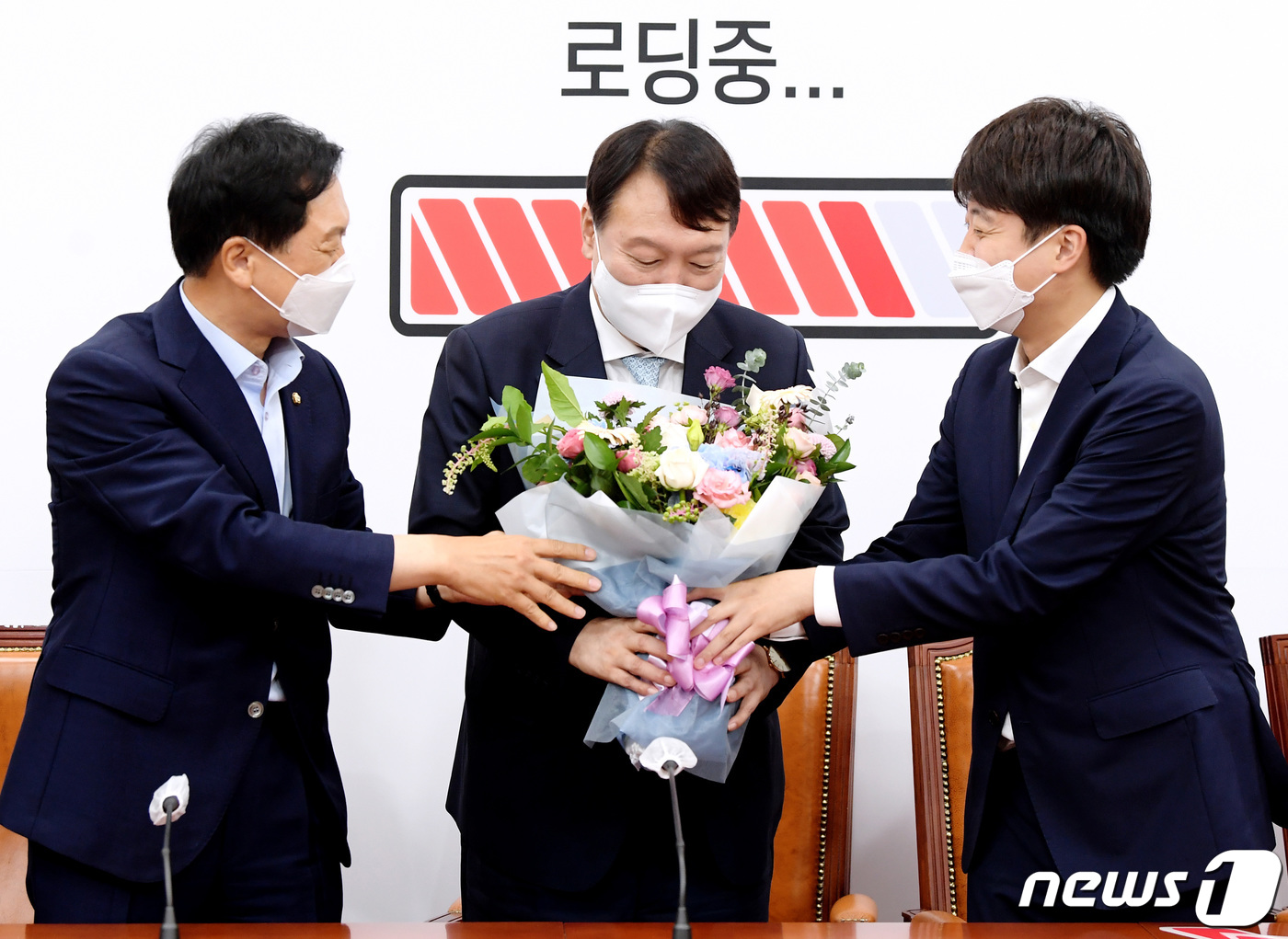 (서울=뉴스1) 구윤성 기자 = 국민의힘 이준석 대표와 김기현 원내대표가 2일 서울 여의도 국회에서 윤석열 전 검찰총장에게 입당 축하 꽃다발을 건네고 있다. 2021.8.2/뉴스1 …