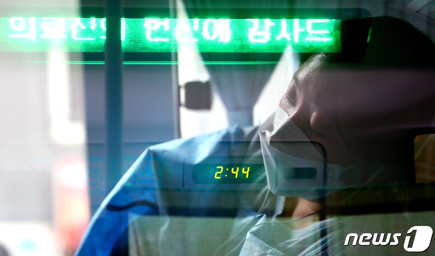 본문 이미지 - 2일 오후 서울 영등포구 여의도공원에 마련된 임시선별진료소 종사자 휴게지원 차량에서 의료진이 휴식을 취하고 있다. 경찰청은 휴식 공간이 절대적으로 부족한 의료진들을 위해 임시선별검사소 곳곳에 매연으로 인한 시민 불편이 없도록 무시동 냉방이 가능한 수소전기버스를 배치하여 의료진들의 휴식을 위한 경찰버스를 제공한다고 밝혔다. (다중노출 촬영) ⓒ News1 이동해 기자