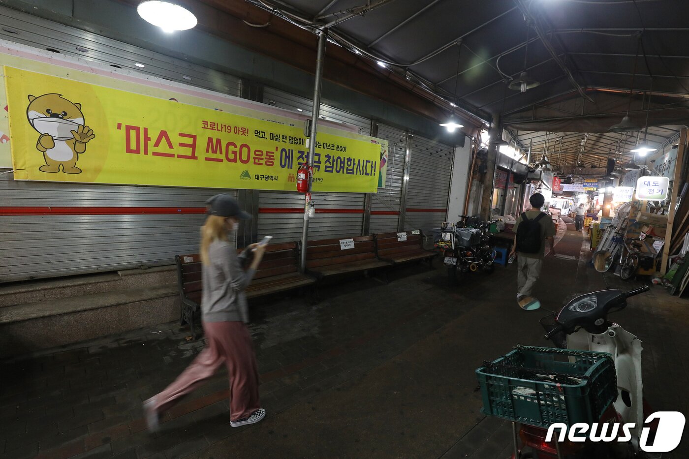 본문 이미지 - 찜통더위 속에 본격적인 여름휴가가 시작된 2일 대구 도심의 한 전통시장 점포 곳곳에 셔터가 내려져 있다. 한 상인은 "엎어진 김에 쉬어 간다고 4차 대유행으로 번진 코로나19 여파로 불황이 계속 되풀이되니 이번 기회에 재충전 시간을 가질 겸 휴가를 길게 잡는 점포가 늘고 있다＂고 말했다. ⓒ News1 공정식 기자