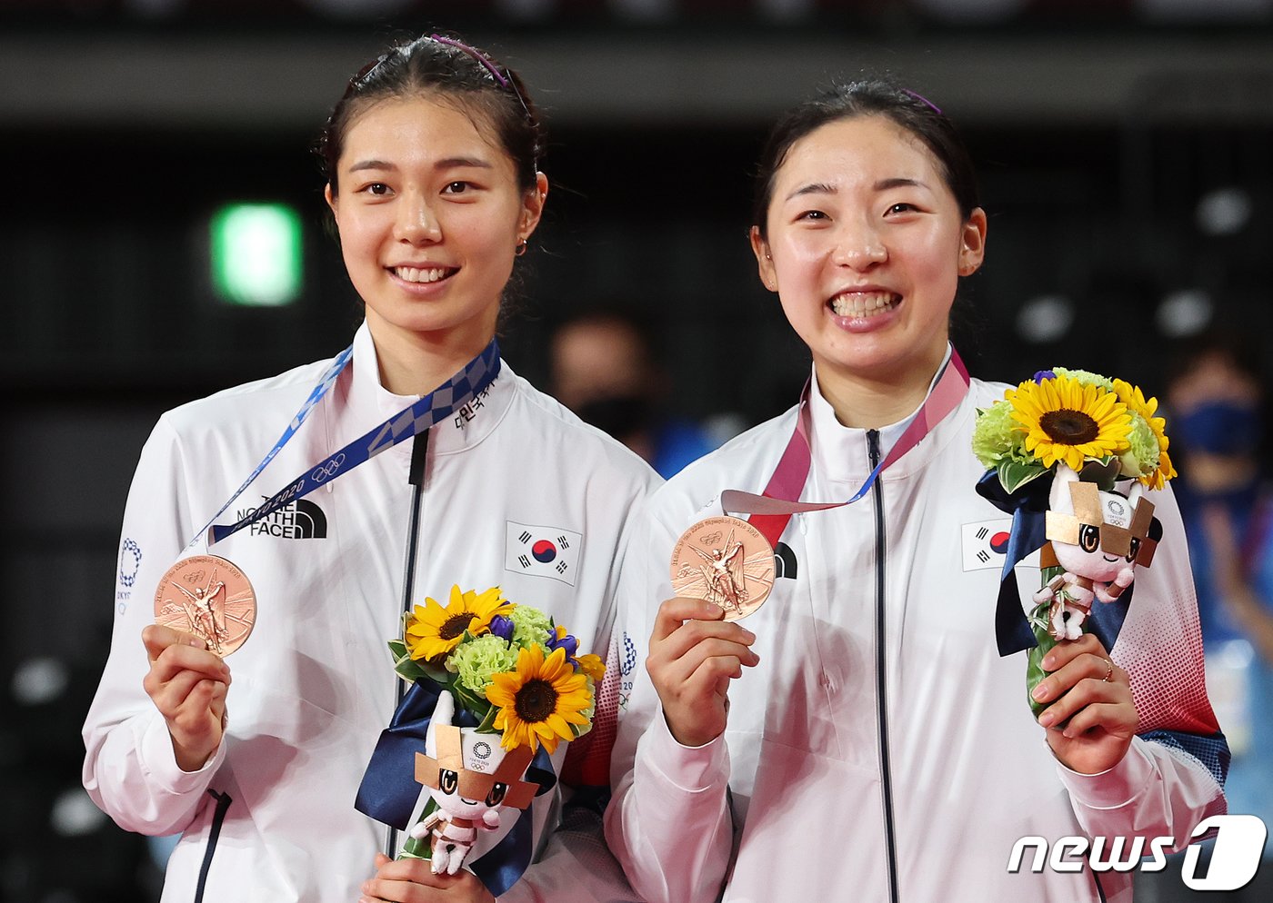 본문 이미지 - 배드민턴 김소영(왼쪽)과 공희용이 2일 오후 일본 도쿄 무사시노노모리 종합 스포츠플라자에서 열린 '2020 도쿄올림픽' 배드민턴 여자복식 시상식에서 동메달을 목에 걸고 기념촬영을 하고 있다. 2021.8.2/뉴스1 ⓒ News1 이재명 기자