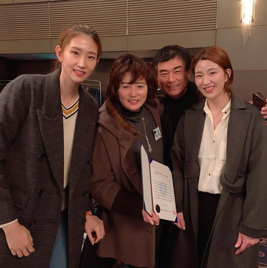 본문 이미지 - 배구인인 김수지 가족들의 모습. 김수지는 항상 자신을 지지해주고 격려해주는 가족들에 대한 고마움을 전했다. (김수지 SNS 캡처) ⓒ 뉴스1