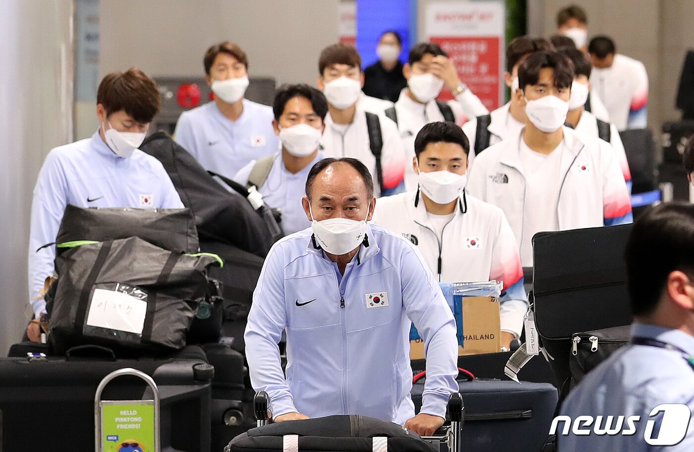 본문 이미지 - 김학범 올림픽 축구대표팀 감독이 도쿄 올림픽에 참가했던 선수들과 2일 오후 인천국제공항을 통해 귀국하고 있다. ⓒ News1 박지혜 기자