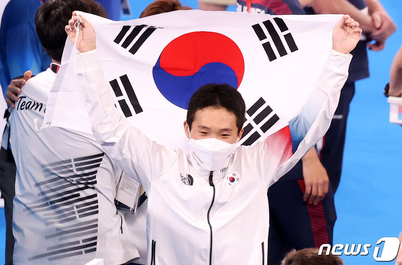 본문 이미지 - 대한민국 체조 신재환이 2일 오후 일본 도쿄 아리아케 체조경기장에서 열린 '2020 도쿄올림픽' 남자 도마 결선에서 연기를 마친 뒤 태극기를 펼쳐보이고 있다. 신재환은 1·2차 시기 평균 14.783점을 획득하며 금메달을 목에 걸었다.  ⓒ News1 올림픽사진취재단