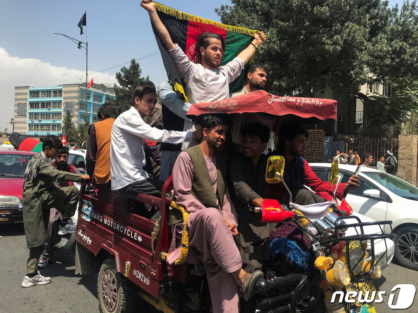 본문 이미지 - 아프가니스탄 카불에서 2021년 8월 19일 독립기념일을 맞아 시민들이 국기를 들고 거리로 나선 모습. ⓒ 로이터=뉴스1 ⓒ News1 최서윤 기자