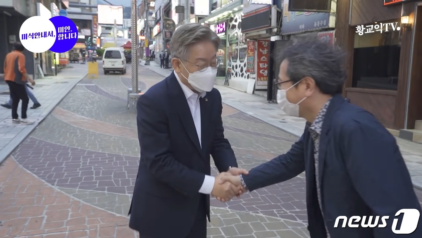 (서울=뉴스1) = 맛칼럼니스트 황교익씨가 20일 경기관광공사 사장 후보자 사퇴 의사를 밝혔다. 황씨는 이날 오전 페이스북 글을 통해 "경기관광공사 사장 후보자 자리를 내놓겠다"며 …