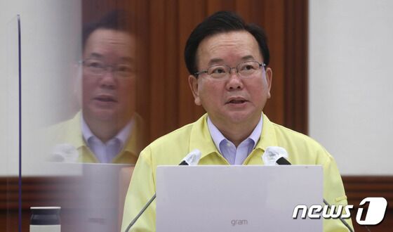 김부겸 국무총리가 20일 서울 종로구 정부서울청사에서 열린 코로나19 중앙재난안전대책본부 회의를 주재하며 모두발언을 하고 있다. 김 총리는 이날 회의에서 사회적 거리두기 현 단계(수도권 4단계, 비수도권 3단계)를 2주 더 연장하고 식당, 카페 등 영업 제한를 밤 9시로 강화한다고 말했다. 또한 저녁 6시 이후에는 접종 완료자 2명을 포함하여 총 4명까지 식당·카페 이용이 가능하다고 밝혔다. © News1 박정호 기자
