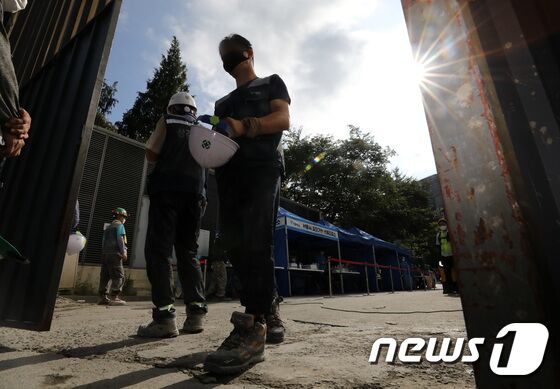 20일 오전 서울 서대문구 연세대학교 중입자 암치료센터 건설현장에 찾아가는 선별진료소가 운영되고 있다. © News1 이동해 기자