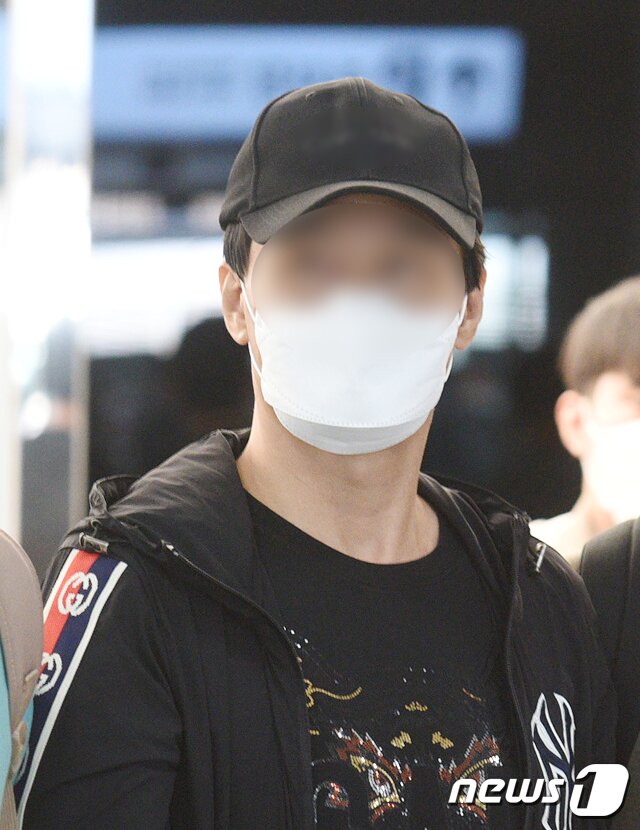 본문 이미지 - 제주 대표 장기미제 사건인 &#39;제주 변호사 살인사건&#39;의 유력 용의자 김모씨&#40;55&#41;가 지난 18일 오후 제주국제공항을 통해 송환되고 있다. 2021.8.20/뉴스1 ⓒ News1 오현지 기자