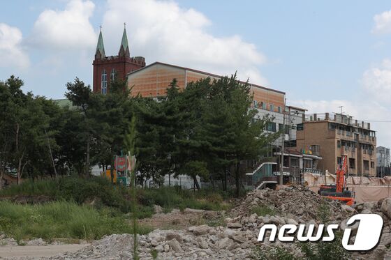 방역당국으로부터 대면예배 금지 명령을 받고도 이를 수 차례 위반한 사랑제일교회가 20일 폐쇄된다. 지난 19일 서울 성북구는 “사랑제일교회 폐쇄가 결정됐다”며 “이날 오후 폐쇄 명령서를 교회 측에 전달한 뒤 20일 폐쇄절차를 밟을 예정”이라고 밝혔다. 사랑제일교회에 대한 시설폐쇄 행정명령은 별도 해제 시까지 적용되며, 감염병예방법에 따라 별도 심의를 거쳐 폐쇄 중단여부를 결정하게 된다. 사진은 이날 서울 성북구 사랑제일교회 모습. © News1 성동훈 기자