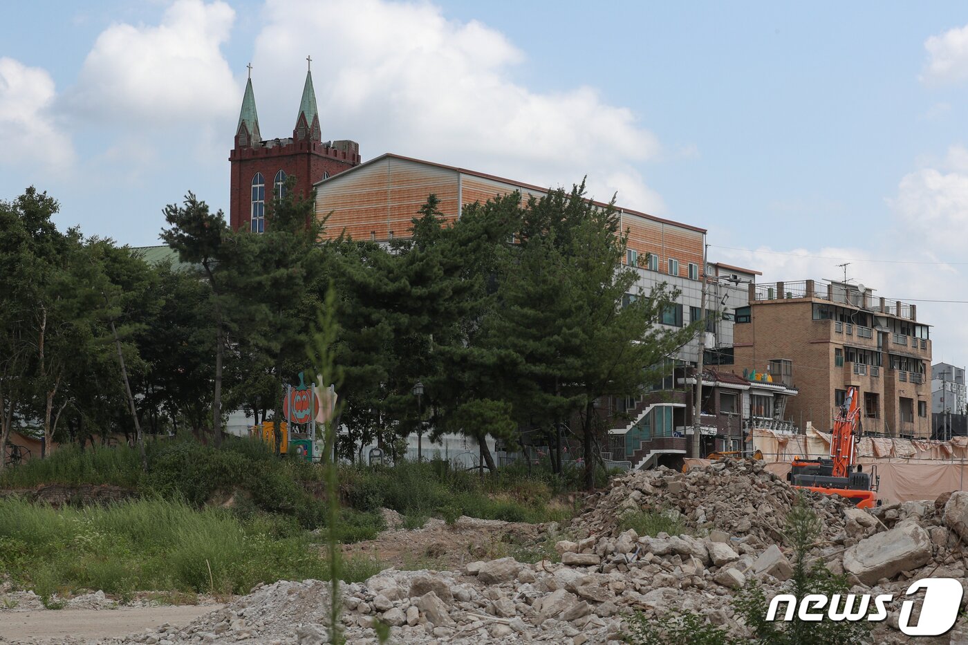 본문 이미지 - 방역당국으로부터 대면예배 금지 명령을 받고도 이를 수 차례 위반한 사랑제일교회가 20일 폐쇄된다. 지난 19일 서울 성북구는 “사랑제일교회 폐쇄가 결정됐다”며 “이날 오후 폐쇄 명령서를 교회 측에 전달한 뒤 20일 폐쇄절차를 밟을 예정”이라고 밝혔다. 사랑제일교회에 대한 시설폐쇄 행정명령은 별도 해제 시까지 적용되며, 감염병예방법에 따라 별도 심의를 거쳐 폐쇄 중단여부를 결정하게 된다. 사진은 이날 서울 성북구 사랑제일교회 모습. ⓒ News1 성동훈 기자