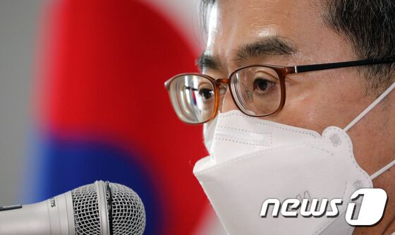 김동연 전 경제부총리가 20일 오전 충북 음성군 음성읍 행정복지센터에서 열린 지역 주민 및 사회단체 관계자들과 간담회를 마친 뒤 대선 출마 출마 뜻을 밝히고 있다. © News1 장수영 기자