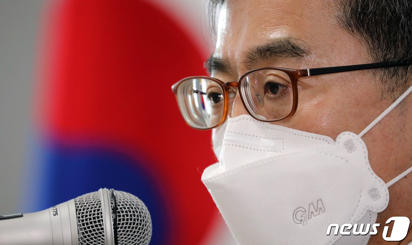 본문 이미지 - 김동연 전 경제부총리가 20일 오전 충북 음성군 음성읍 행정복지센터에서 열린 지역 주민 및 사회단체 관계자들과 간담회를 마친 뒤 대선 출마 출마 뜻을 밝히고 있다. ⓒ News1 장수영 기자