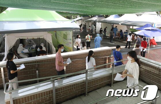 20일 오전 대구 달서구보건소 선별진료소에서 시민들이 줄지어 신종 코로나바이러스 감염증(코로나19) 진단검사를 기다리고 있다. © News1 공정식 기자