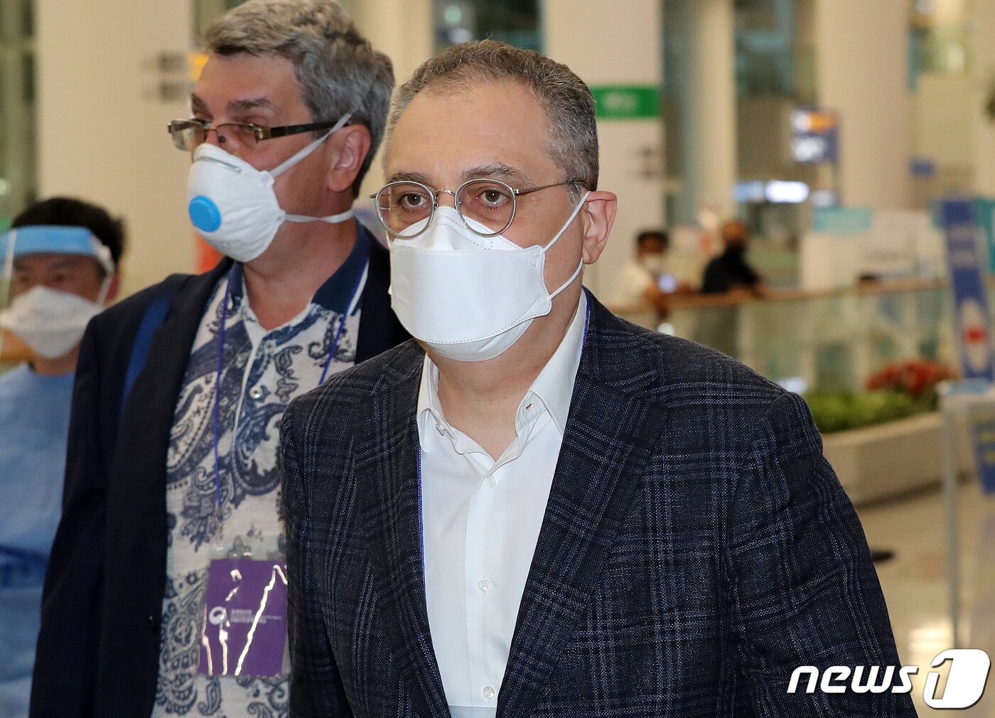본문 이미지 - 러시아의 북핵 대표인 이고르 마르굴로프 러시아 외무부 아시아태평양 차관이 21일 오전 인천국제공항을 통해 입국하고 있다. 마르굴로프 차관은 24일 노규덕 외교부 한반도평화교섭본부장과 한러 북핵수석대표 협의를 가질 예정이다. 2021.8.21/뉴스1 ⓒ News1 박세연 기자