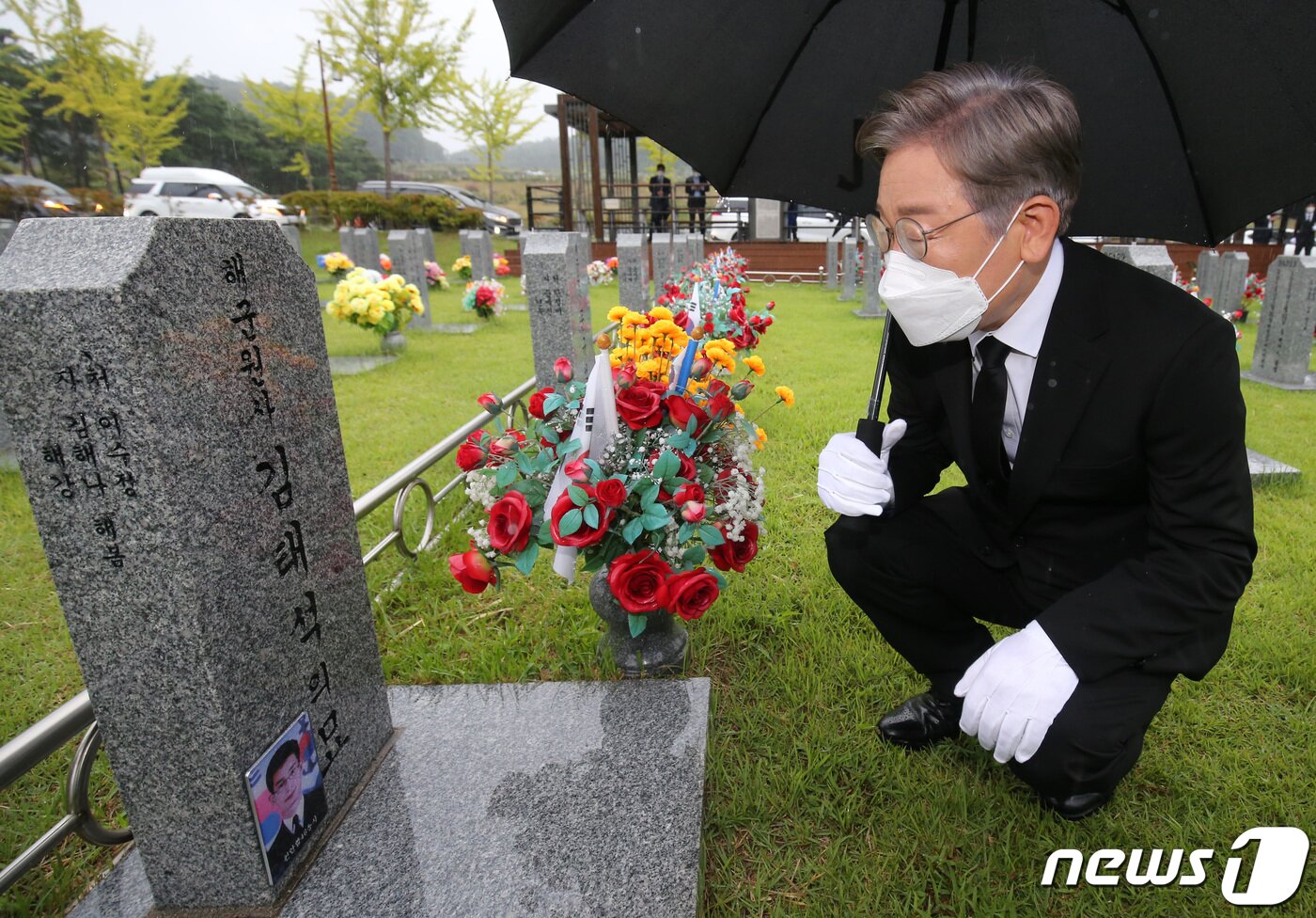 본문 이미지 - 더불어민주당 대선 예비후보인 이재명 경기지사가 21일 국립대전현충원 천안함 46용사 묘역을 찾아 참배한 뒤 고(故) 김태석 해군 원사의 묘비를 바라보고 있다. 김 원사의 딸인 김해나씨는 우석대 군사안보학과 1학년으로 해군 군장학생에 선발돼 장교의 길을 걷게 됐다. ⓒNews1 김기태 기자
