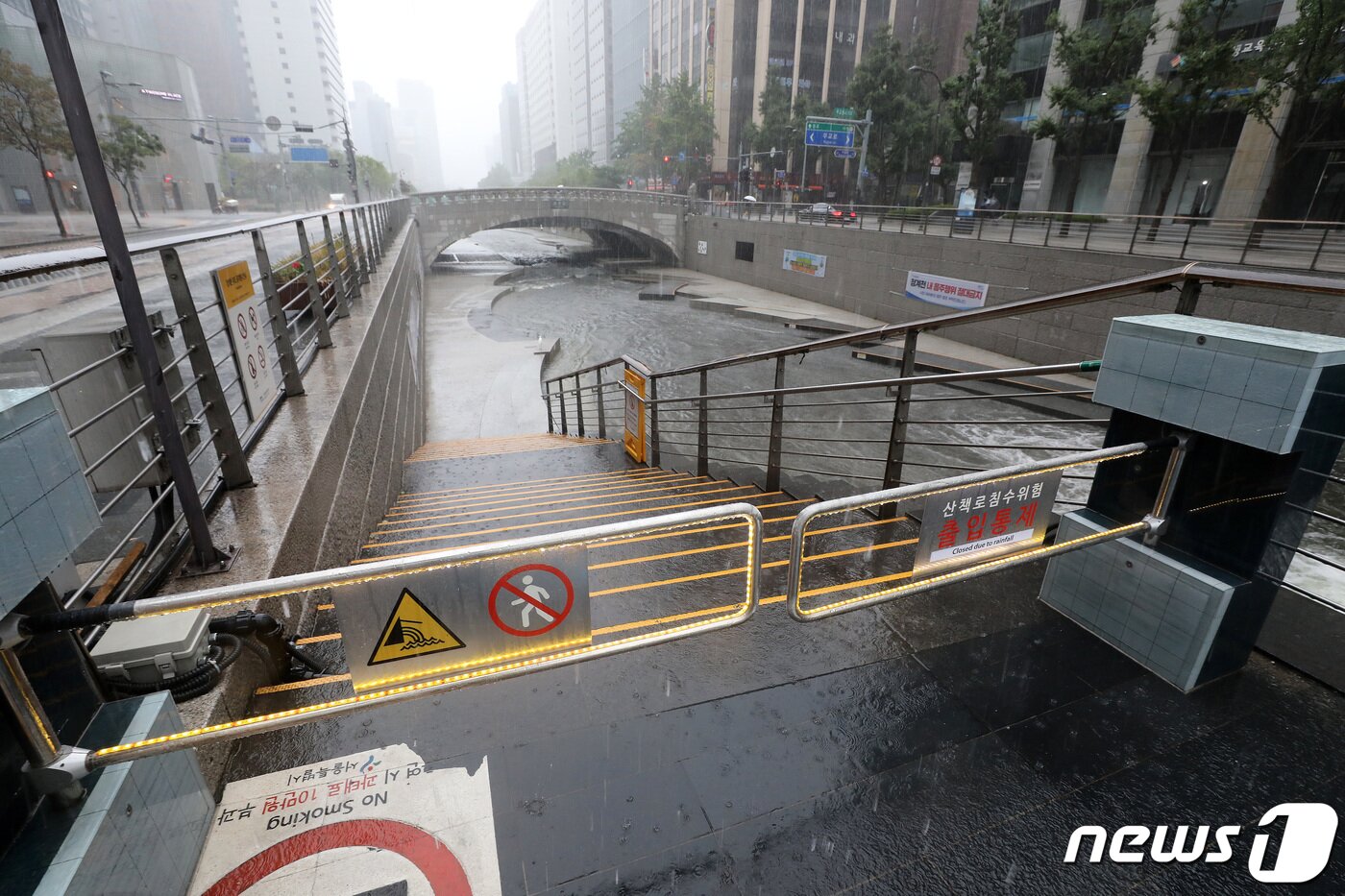 본문 이미지 - 호우주의보가 내려 출입이 통제된 서울 청계천 산책로. /뉴스1 ⓒ News1 박세연 기자