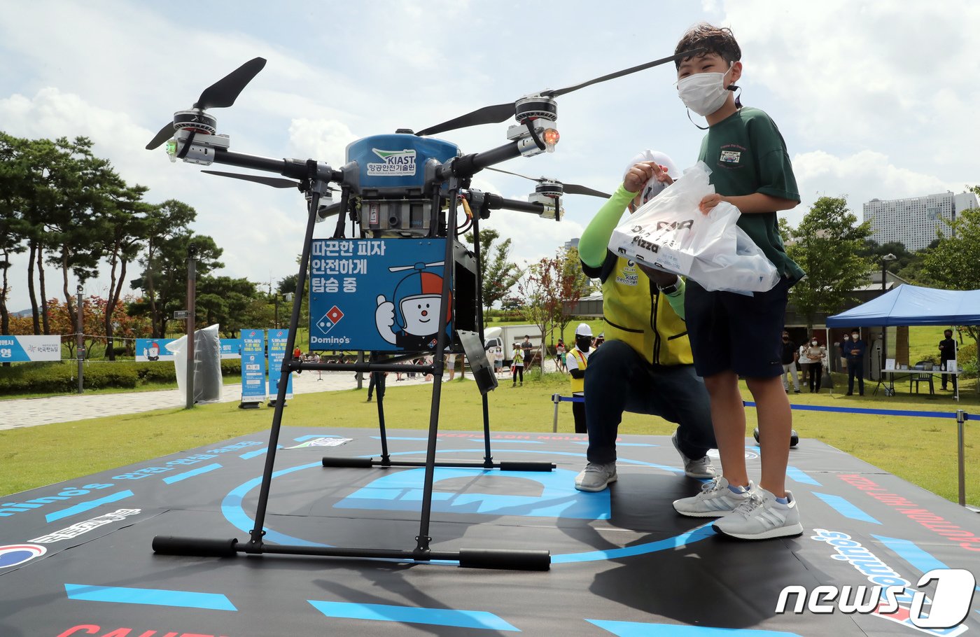 시민이 드론으로 피자 배달을 받은 모습. ⓒ News1 