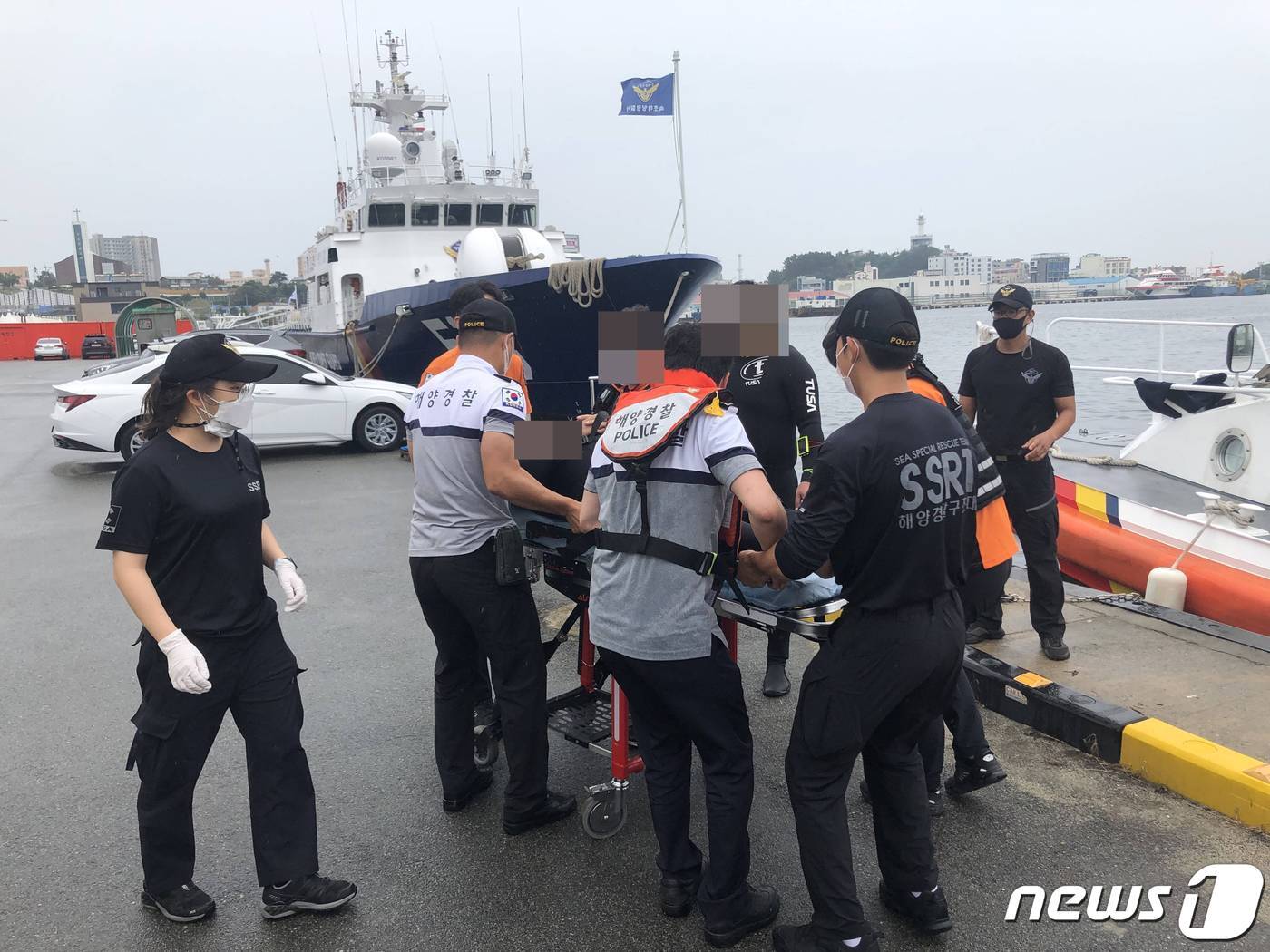 본문 이미지 - 해양경찰이 스쿠버아이빙 활동 중 사고를 당한 다이버를 119구급대에 인계하고 있다.(속초해경 제공) 2021.8.22/뉴스1