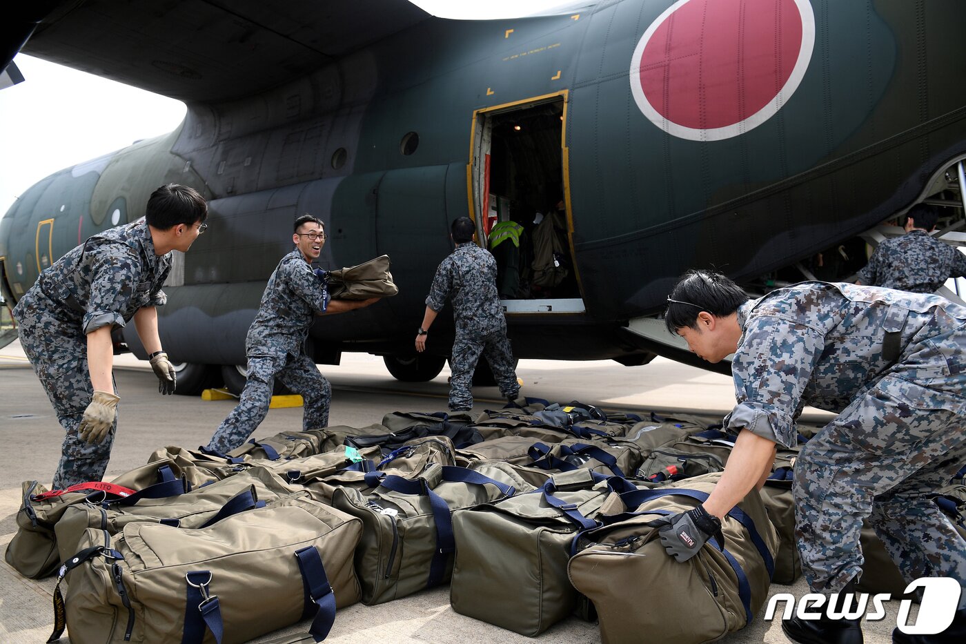본문 이미지 - 일본 자위대 C-130H 허큘리스 수송기 <자료사진> ⓒ 로이터=뉴스1
