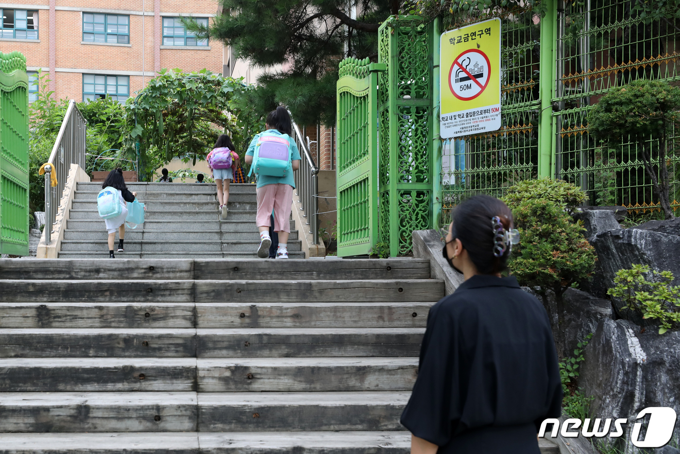 (서울=뉴스1) 이승배 기자 = 23일 오전 서울 시내의 한 초등학교에서 2학기 개학을 맞은 아이들이 등교하고 있다.교육부는 올해 2학기부터 거리두기 단계별 학교 밀집도 기준을 조 …