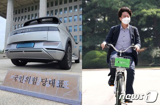 23일 국회 본청 현관 앞 국민의힘 대표를 위한 공간에 이준석 대표의 흰색 전기차가 주차됐다.오른쪽은 자신이 거주하는 상계동에서 9호선 국회의사당 역까지 지하철로 이동한 뒤 역에서 국회 본관까지 서울시 공용자전거 '따릉이'를 타고 이동하는 모습. © 뉴스1 DB